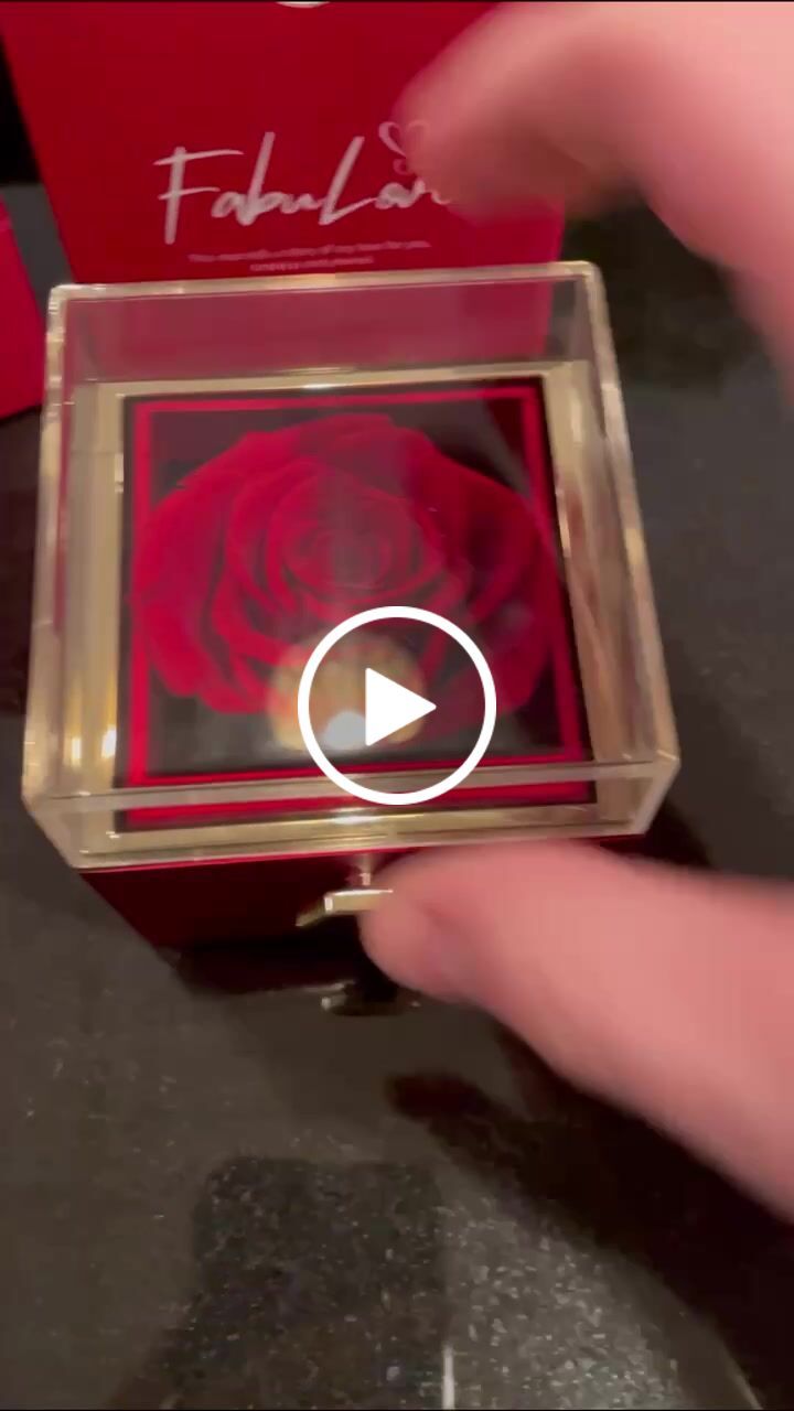 Customer video review of Rotating Eternal Rose Box - With Necklace & Real Rose