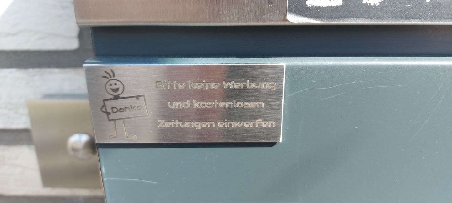 Customer photo review of Bitte keine Werbung und kostenlosen Zeitungen einwerfen (Motiv Männchen) - Edelstahl (V2A) Schild. Verschiedene Größen und Farben