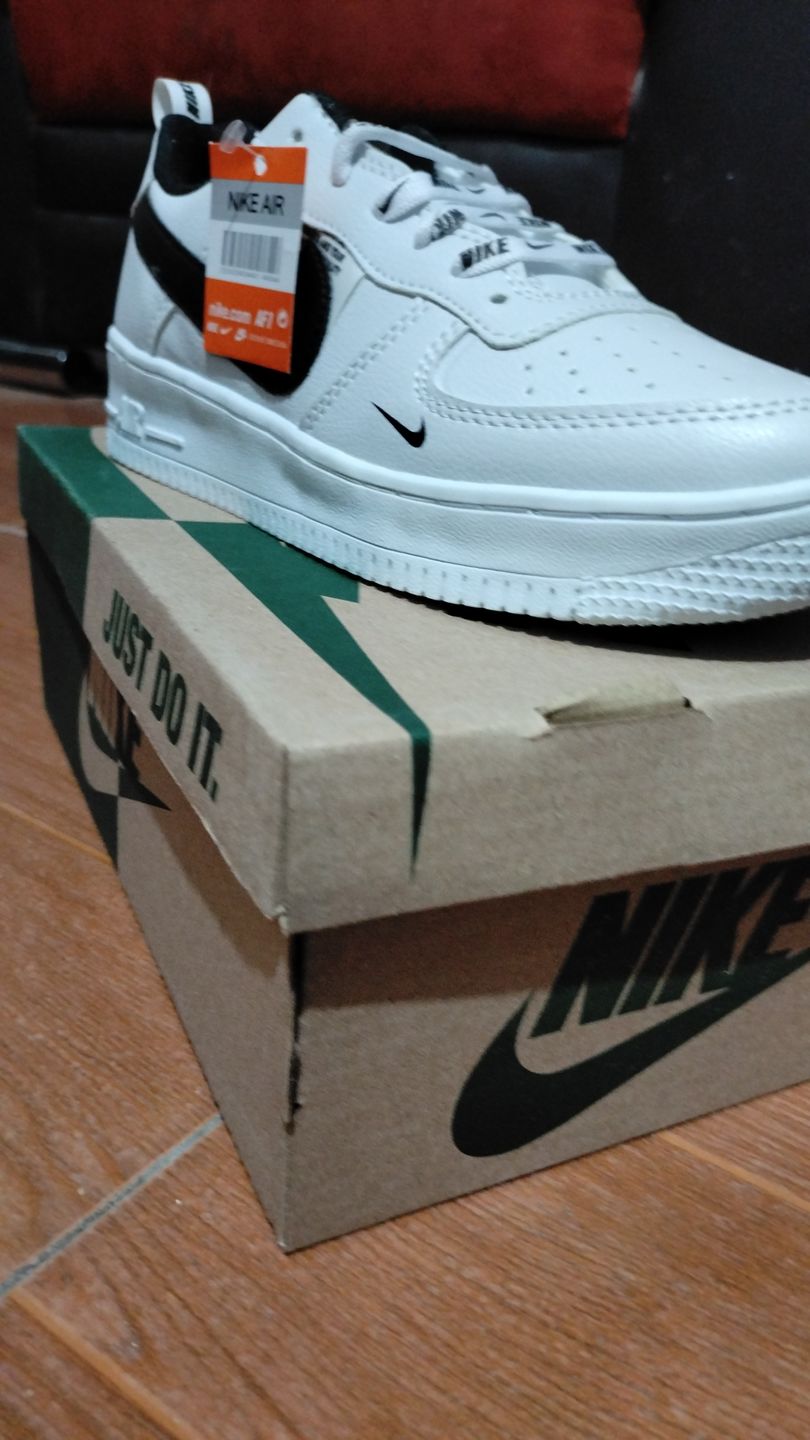 Customer photo review of Tenis 275 Blanco Negro
