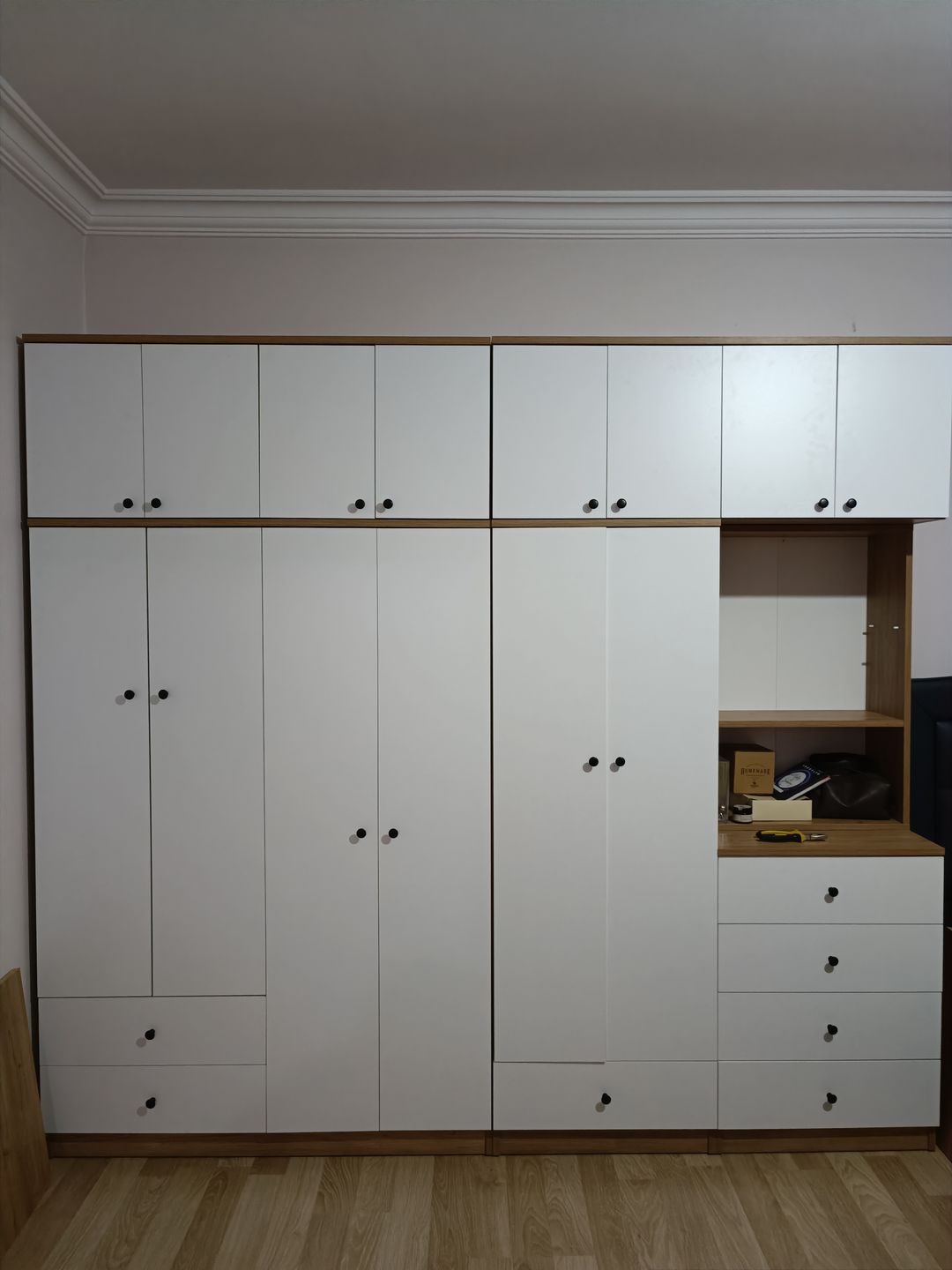 Customer photo review of Rani BA108 Geniş Gardırop Elbise Dolabı 4 Kapaklı 2 Çekmeceli 1 Raflı 2 Askılı Sepet Ceviz - Beyaz