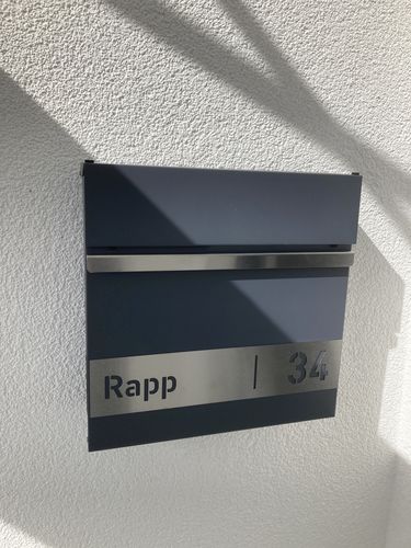 Customer photo review of AlbersDesign Briefkasten B3 IN WUNSCHFARBE personalisiert mit Edelstahlschild