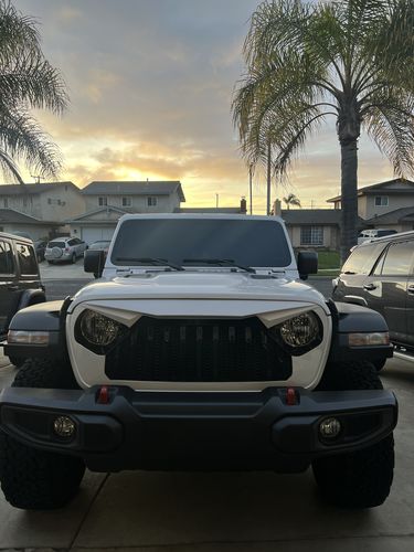 Customer photo review of Gladiator Vader Grille w/ Mesh - Black & White for 18-23 Jeep Wrangler JL & Gladiator JT