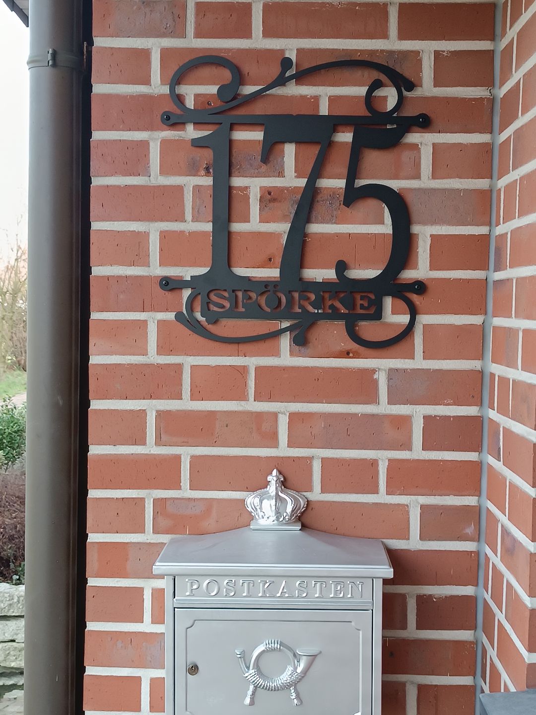 Customer photo review of Hausnummer Türschild mit Ornament und Familiennamen aus edlem Stahl