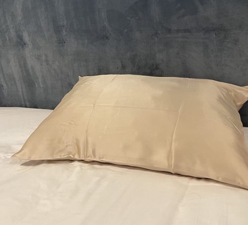 Customer photo review of Champagne Gold 22 Momme Mulberry Silk Pillowcase