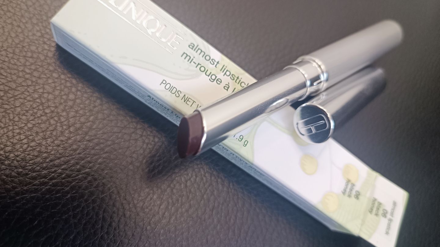 Customer photo review of Clinique Black Honey Almost Lipstick - קליניק בלאק האני שפתון להעצמה והדגשת הגוון הטבעי