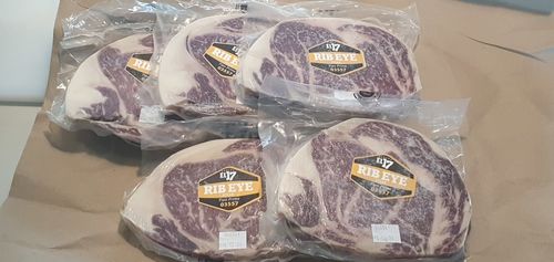 Reseña con foto de un cliente sobre Rib Eye Steak