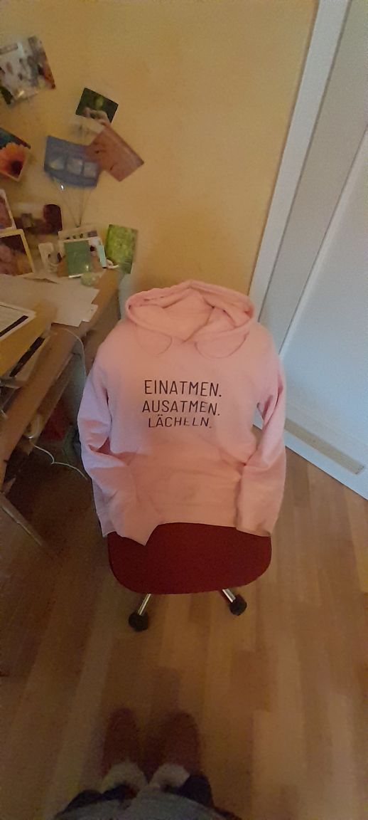 Customer photo review of Einatmen. Ausatmen. Lächeln. Bio Hoodie Unisex