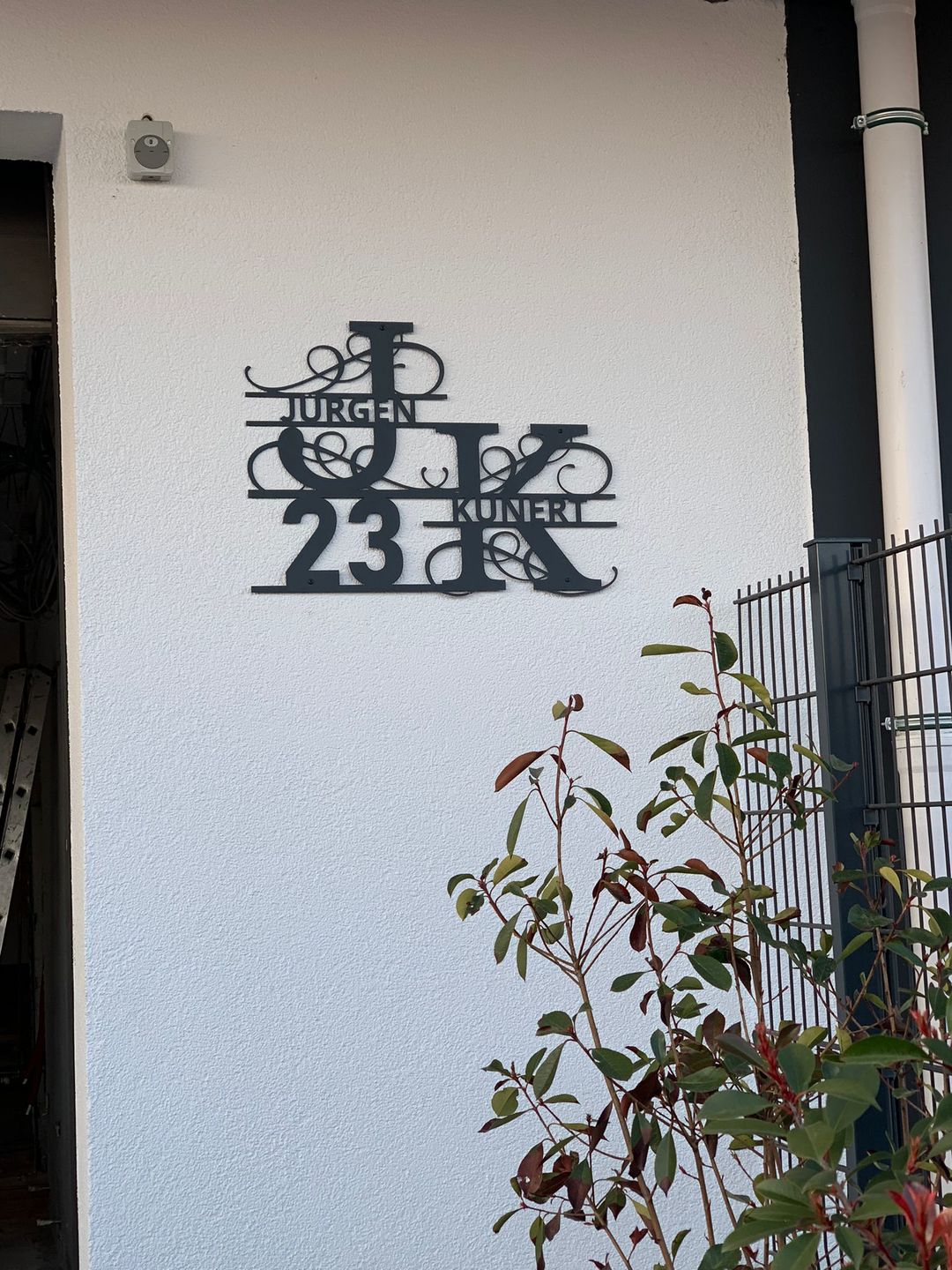 Customer photo review of Hausnummern-Monogramm zweizeilig mit Namensinitialien und kompletten Vor-und Nachnamen (personalisierbar)