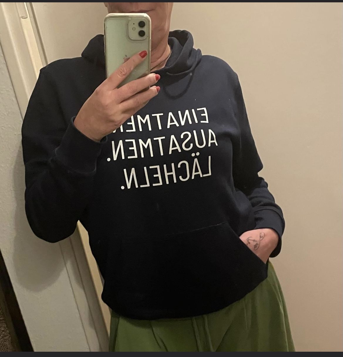 Customer photo review of Einatmen. Ausatmen. Lächeln. Bio Hoodie Unisex