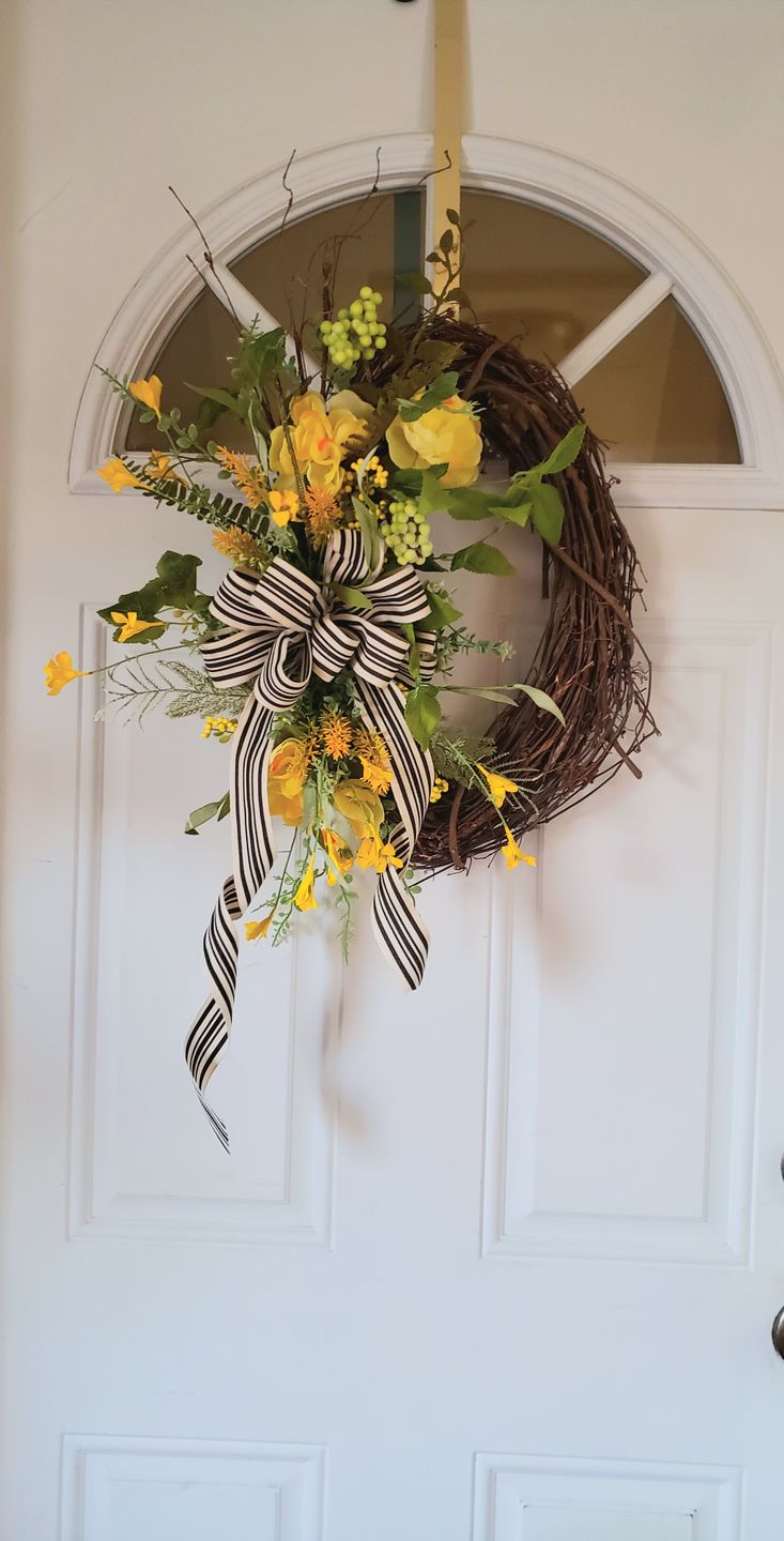 Customer photo review of 14" Oval Grapevine Wreath - DECOE-033