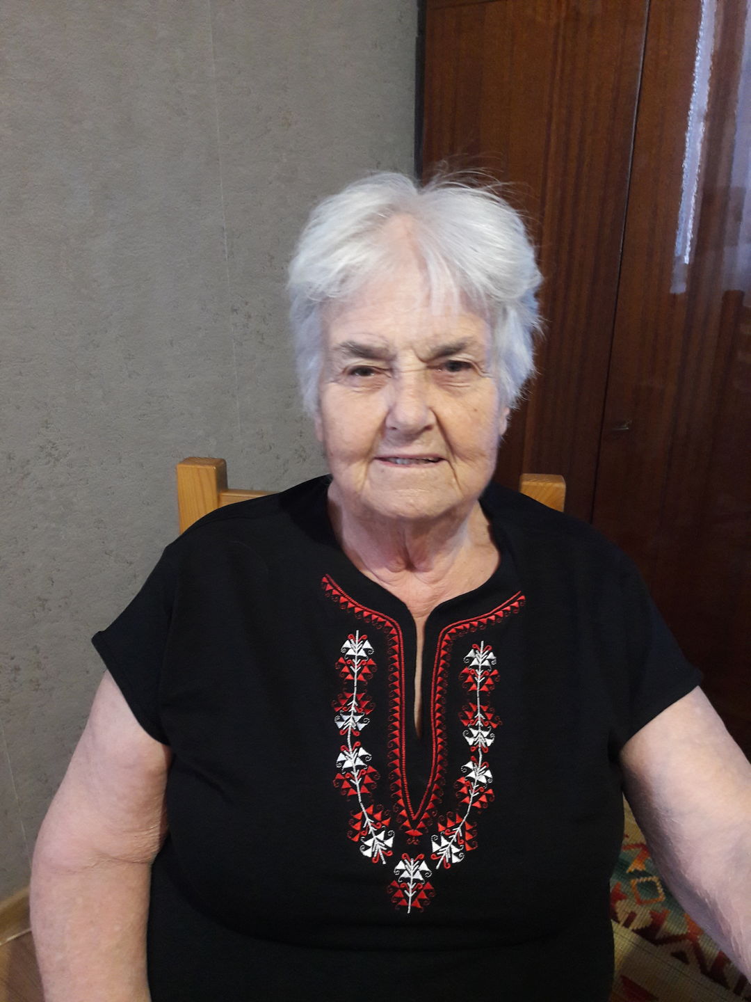 Customer photo review of Мъжка тениска с яка бродирана с шевица "Пазител"