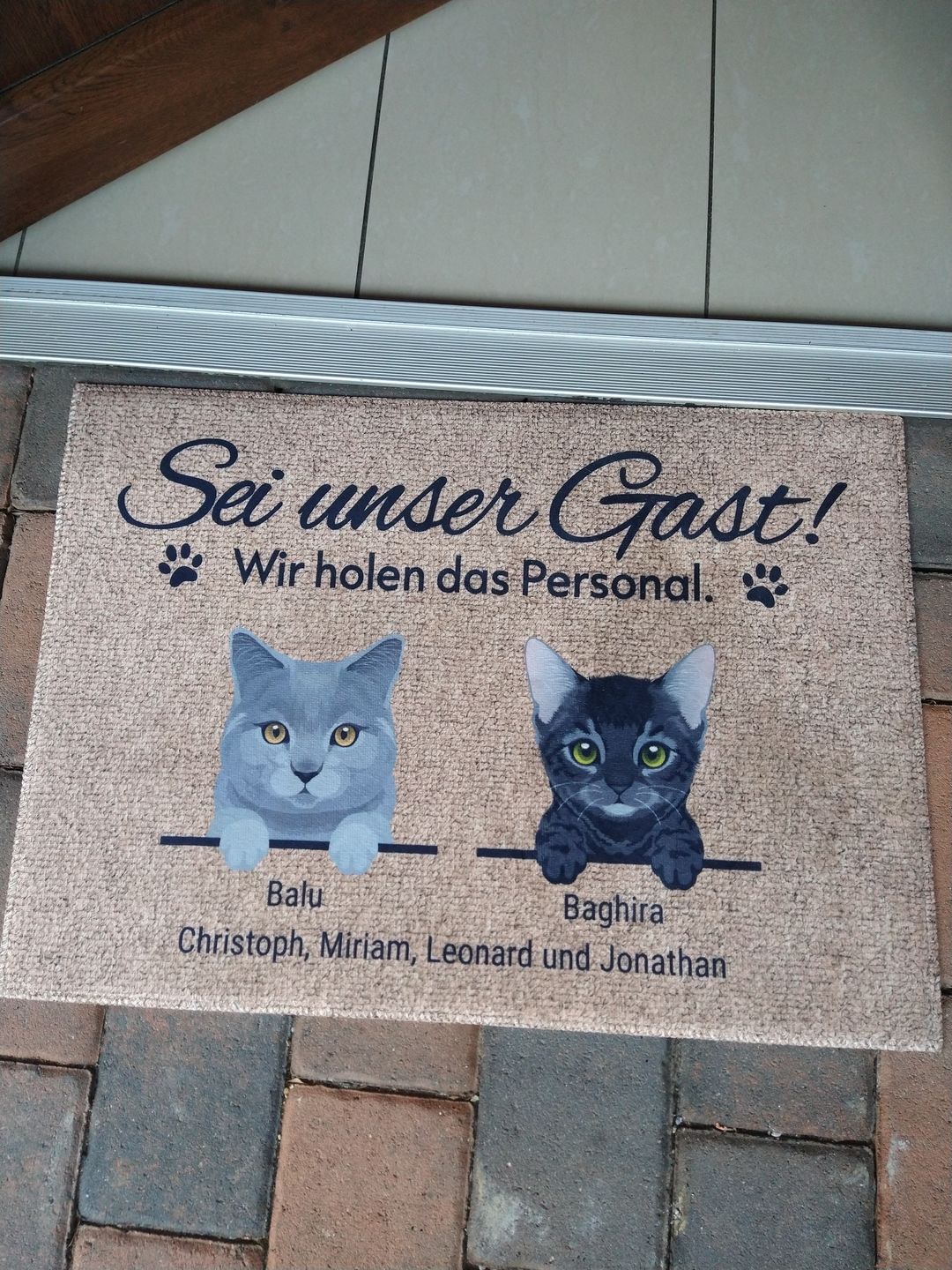 Customer photo review of Katzen holen ihr Personal - Individuelle Fußmatte