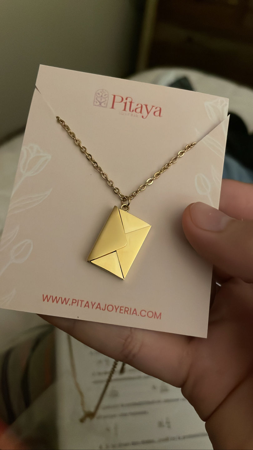 Customer photo review of Collar Mensaje Personalizado