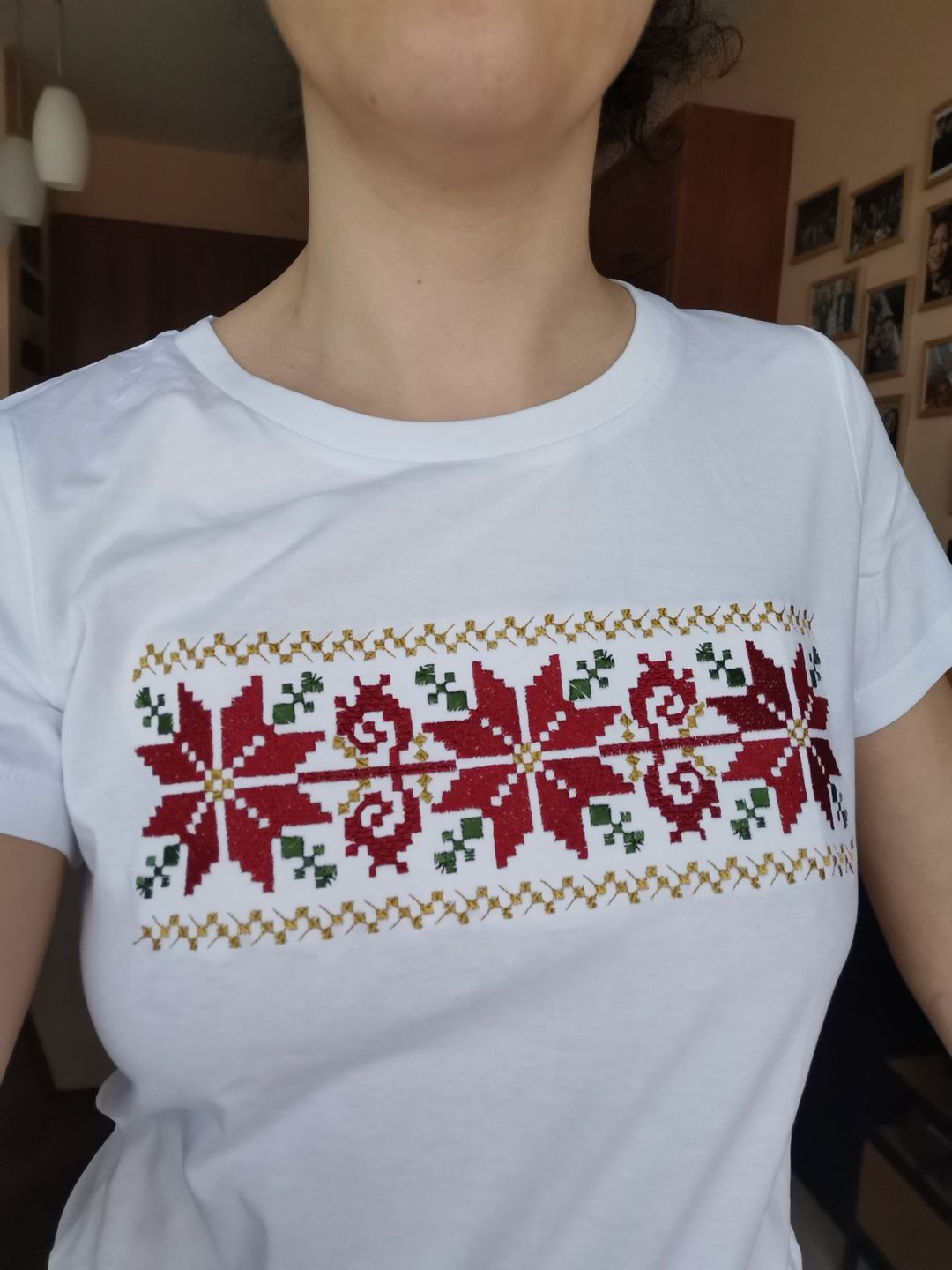 Customer photo review of Дамска тениска бродирана с шевица "Капанска"