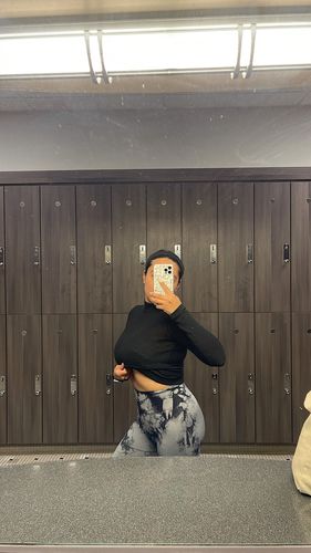 Customer photo review of Grey and Black Lightning Marble Scrunch Butt Leggings