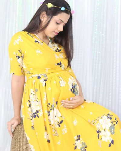 Customer photo review of Hello Yellow Floral Maternity & Nursing Crepe Wrap Dress