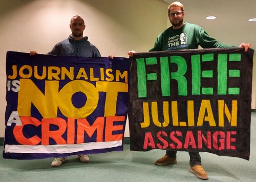 Customer photo review of SWEATER BUBEN • FREE ASSANGE: DON'T SHOOT THE MESSENGER