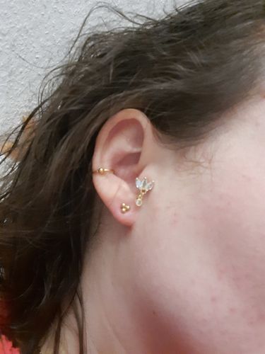 Customer photo review of Dangle Lotus Ohr Piercing