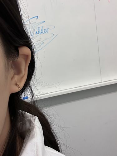 Customer photo review of Miss. Doux Kiss Me Gold  One-sided Earring JDKERYF08XX