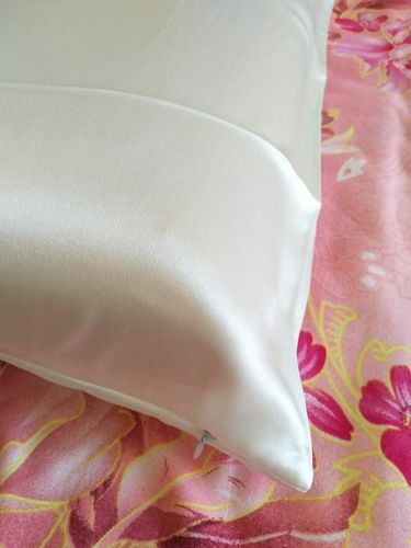 Customer photo review of White 22 Momme Mulberry Silk Pillowcase