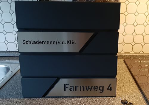 Customer photo review of AlbersDesign Briefkasten B1 anthrazit (RAL7016) personalisiert mit Edelstahl-Schildern