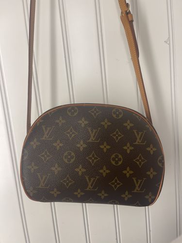 Customer photo review of Preloved Louis Vuitton Blois Monogram Crossbody Bag NO0060 022623
