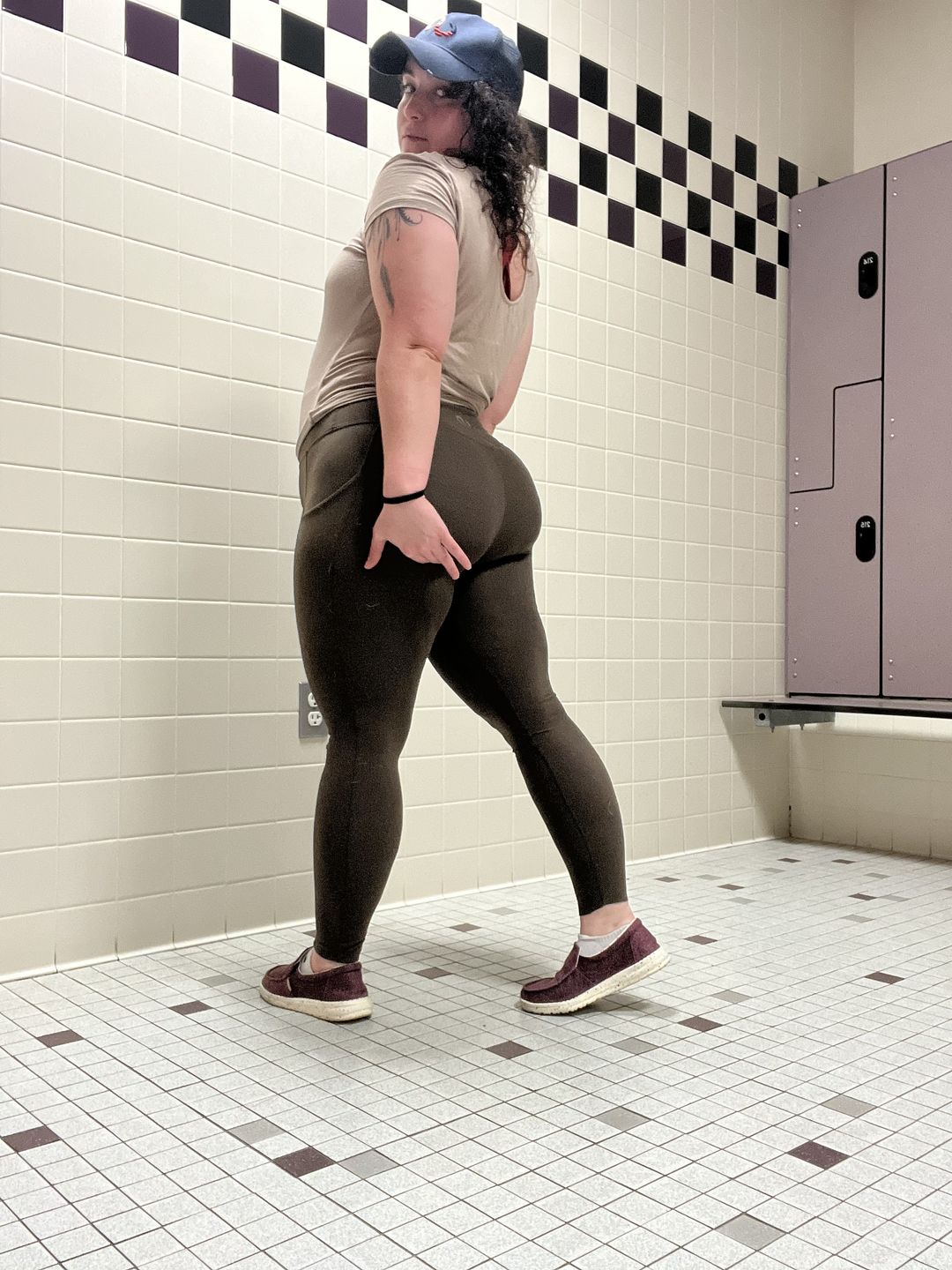 Customer photo review of NKD Leggings w/ Pockets - Cocoa