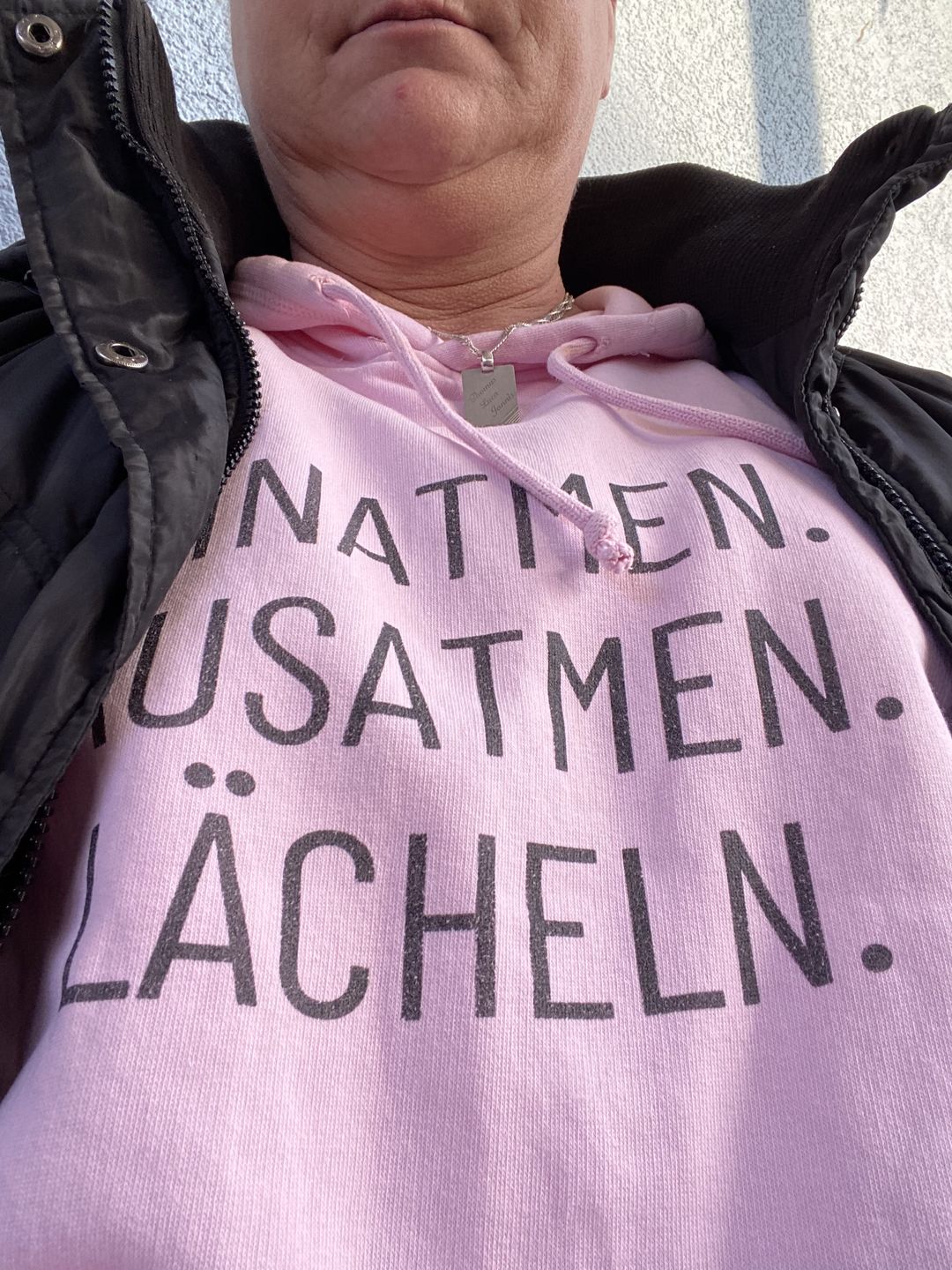 Customer photo review of Einatmen. Ausatmen. Lächeln. Bio Hoodie Unisex