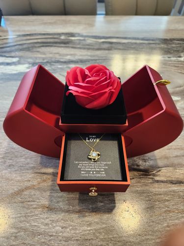 Customer photo review of Eternal Rose Box - With Real Rose & Necklace