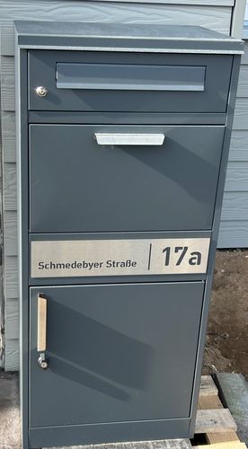 Customer photo review of AlbersDesign Stand-Paketbox PB1 anthrazit (RAL7016) personalisiert mit Edelstahl-Schild