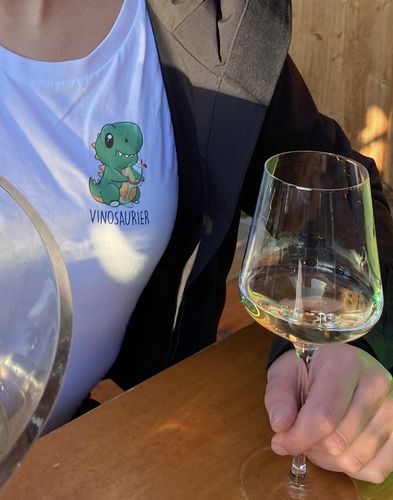 Customer photo review of VINOSAURIER - Premium Shirt Damen
