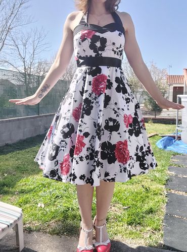 Avis photo d'un client sur Robe Vintage Année 50 Swing À Col Licou Florale Rose Rouge Soirée Cocktail
