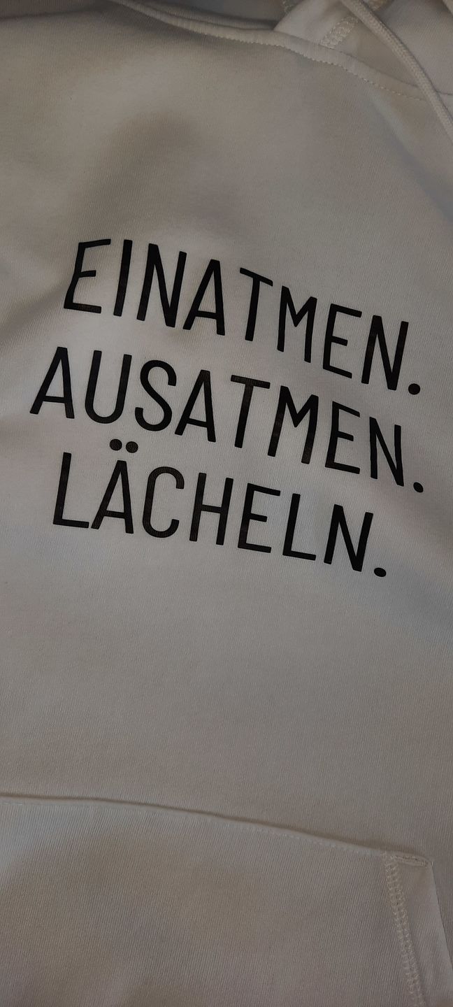 Customer photo review of Einatmen. Ausatmen. Lächeln. Bio Hoodie Unisex