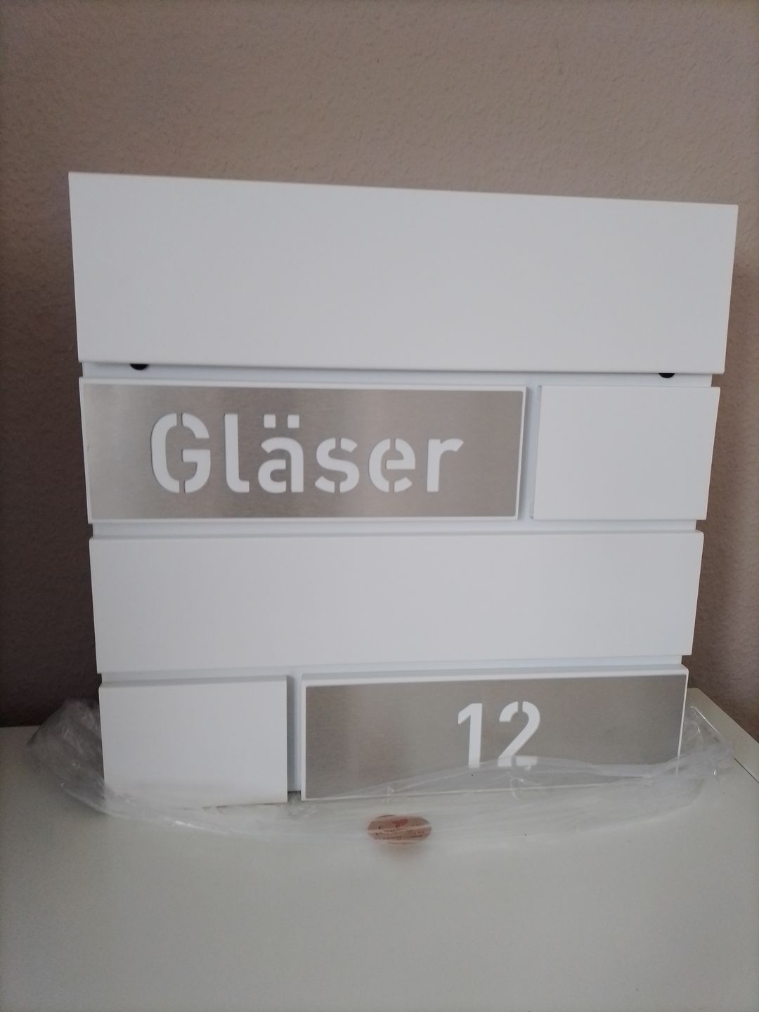 Customer photo review of AlbersDesign Briefkasten B4 weiß (RAL9003) personalisiert mit Edelstahl-Schildern