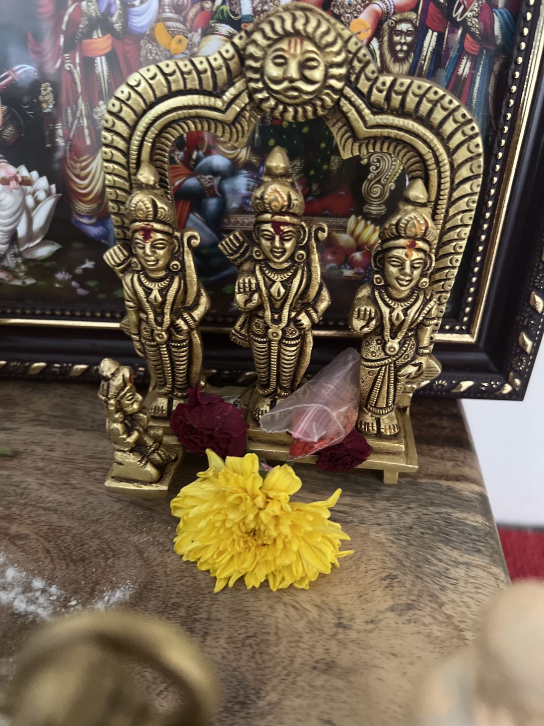 Customer photo review of Pure Brass Ram Darbar Lord Shri Ram, Lakshman, Sita and Hanuman ji Statue for Home Decor (6 Inch), 1.1 KG