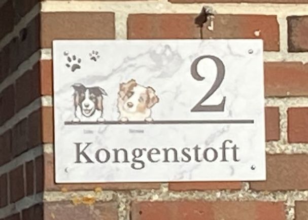Customer photo review of Hausnummer mit Marmoroptik - Individuelles Türschild