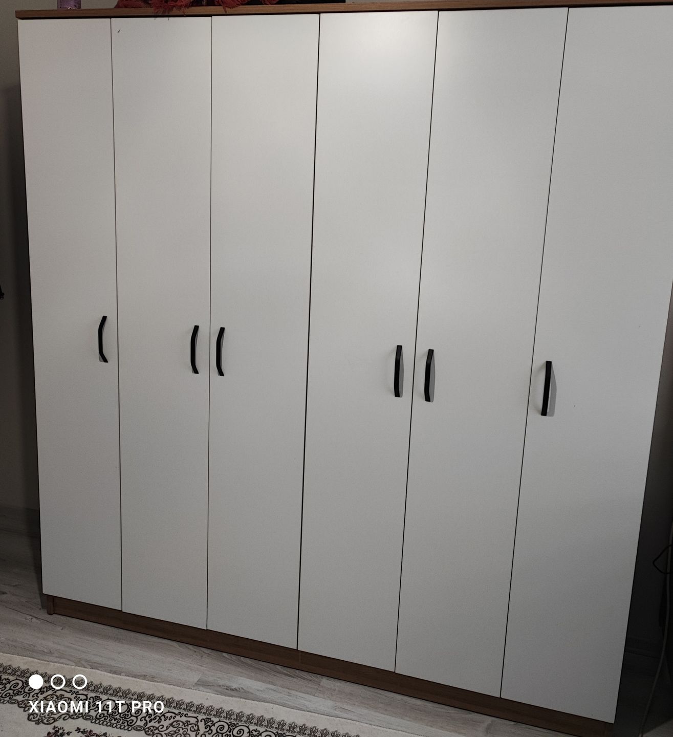 Customer photo review of Rani BA114 Geniş Gardırop Elbise Dolabı 6 Kapaklı 16 Raflı 2 Askılı Sepet Ceviz - Beyaz