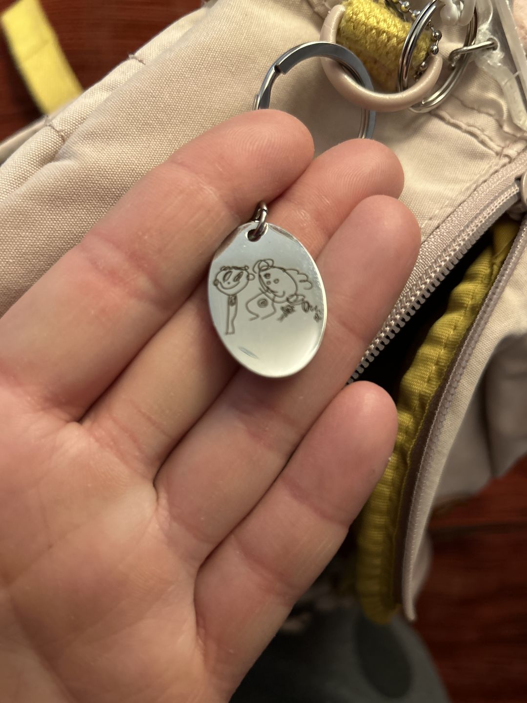 Customer photo review of LOANYA persönliche Kinderzeichnung als Halskette mit ovalem Anhänger