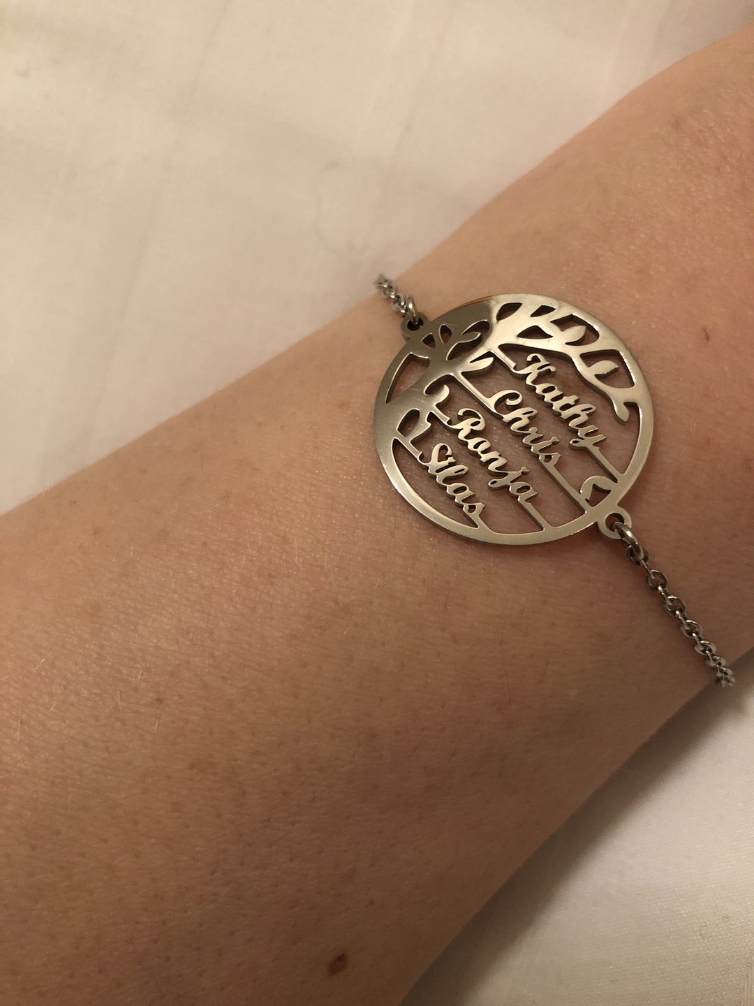 Customer photo review of LOANYA Lebensbaum Armband mit personalisierten Namen