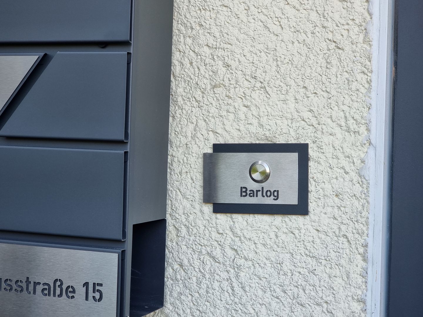 Customer photo review of AlbersDesign personalisierte Edelstahl-Klingel K5 mit 3D-Effekt in anthrazit (RAL7016)