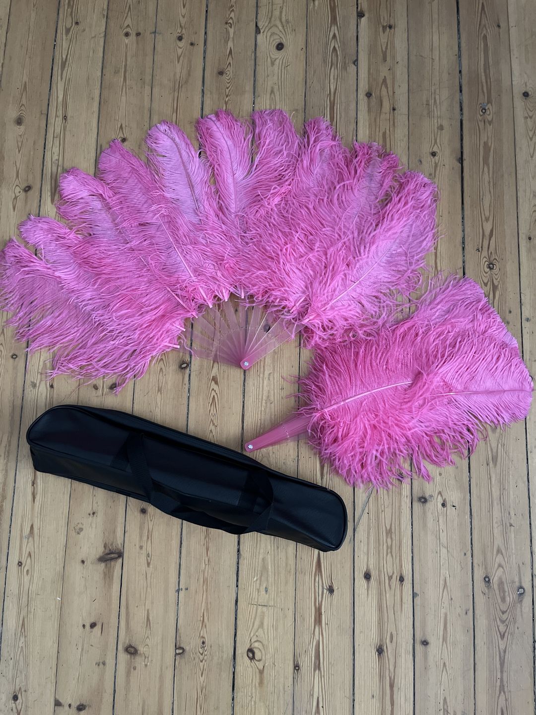 Customer photo review of A pair fuchsia Single layer Ostrich Feather fan 24"x 41" with leather travel Bag