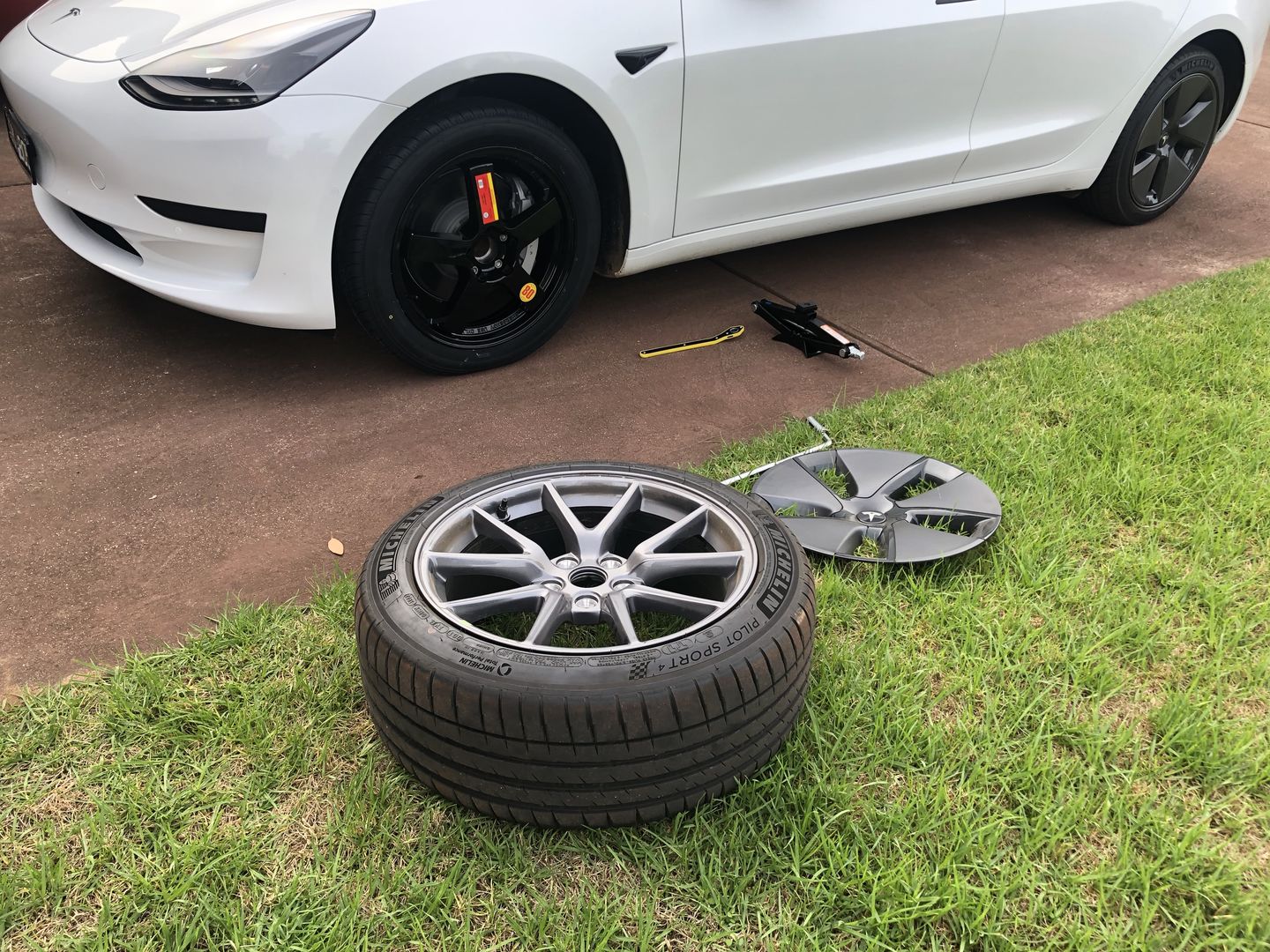 Customer photo review of TESLA Spare Wheel Kit Space Saver Tyre for Model 3  - HUB CENTRIC - SR LR, Performance, Highland - 2017-2026