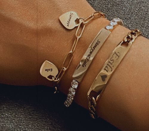 Customer photo review of LOANYA Pulsera con colgantes corazón personalizados