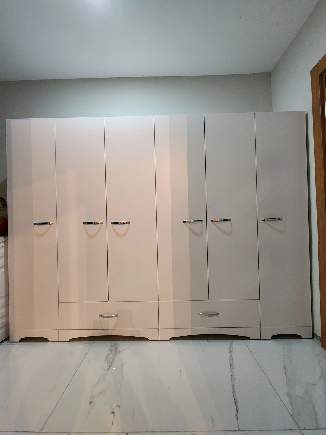 Customer photo review of Rani F4 Geniş Gardırop Elbise Dolabı 6 Kapaklı 2 Çekmeceli 12 Raflı 2 Askılı Tek Modül Beyaz