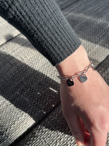Customer photo review of LOANYA Pulsera con colgantes corazón personalizados