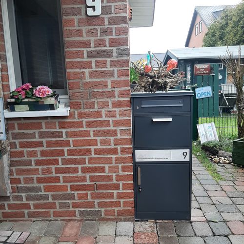 Customer photo review of AlbersDesign Stand-Paketbox PB1 anthrazit (RAL7016) personalisiert mit Edelstahl-Schild