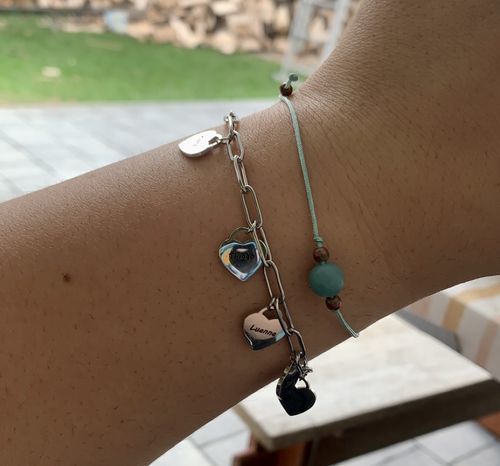 Customer photo review of LOANYA Pulsera con colgantes corazón personalizados
