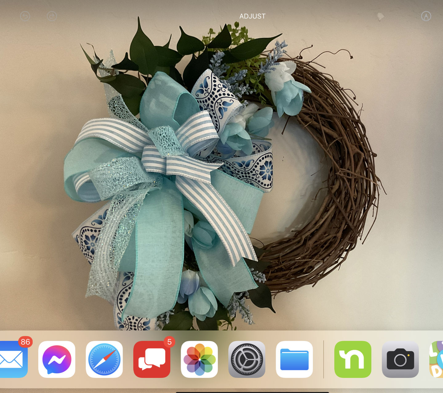 Customer photo review of 14" Round Grapevine Wreath - DECOE-034