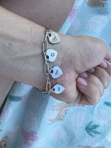 Customer photo review of LOANYA Pulsera con colgantes corazón personalizados