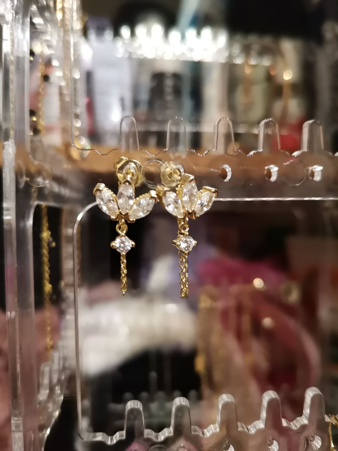 Customer photo review of Limitless Sky Lotus Ohrstecker 14K Vergoldet